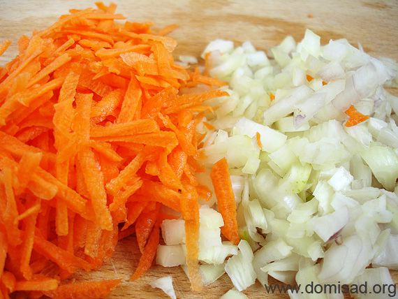 Нарезаем морковь и лук для кабачковой икры