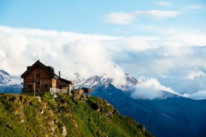 Деревянный дом в горах